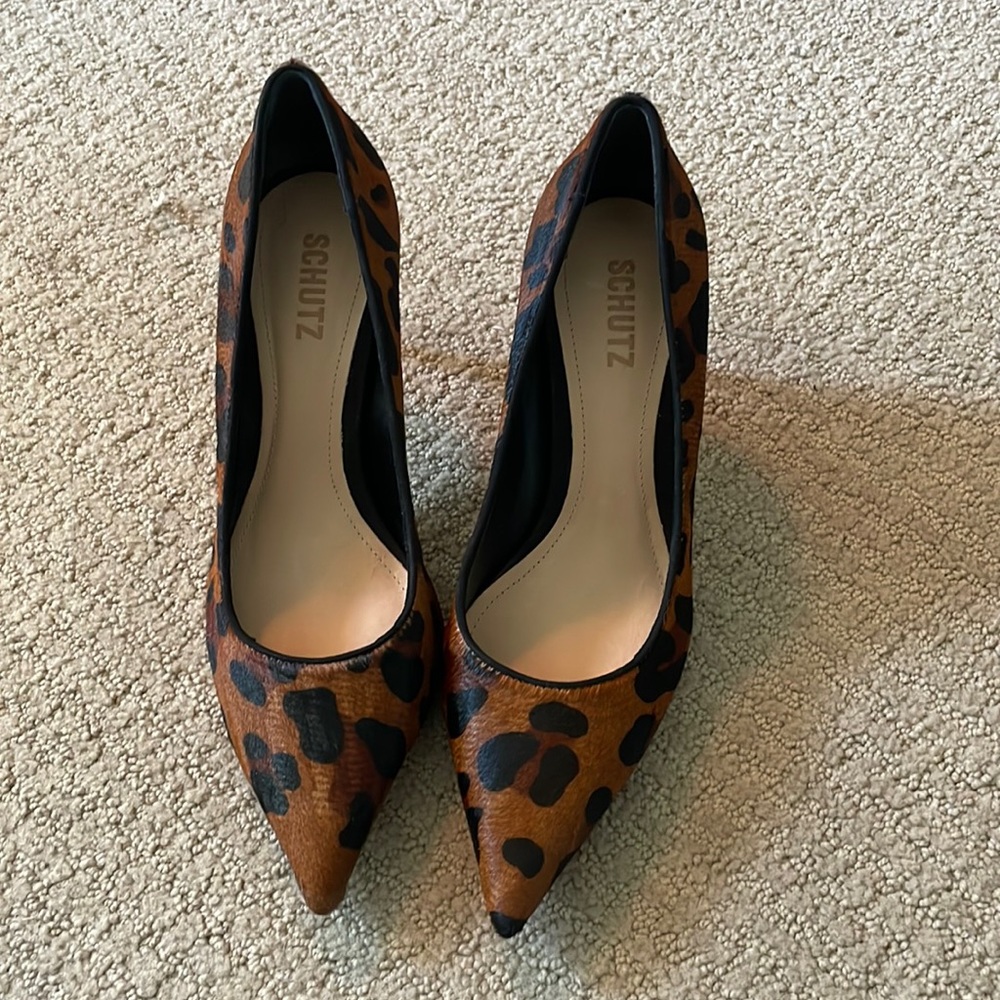 Schutz leopard pumps